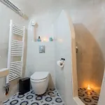 Hidden Treasure Suites בית הארחה